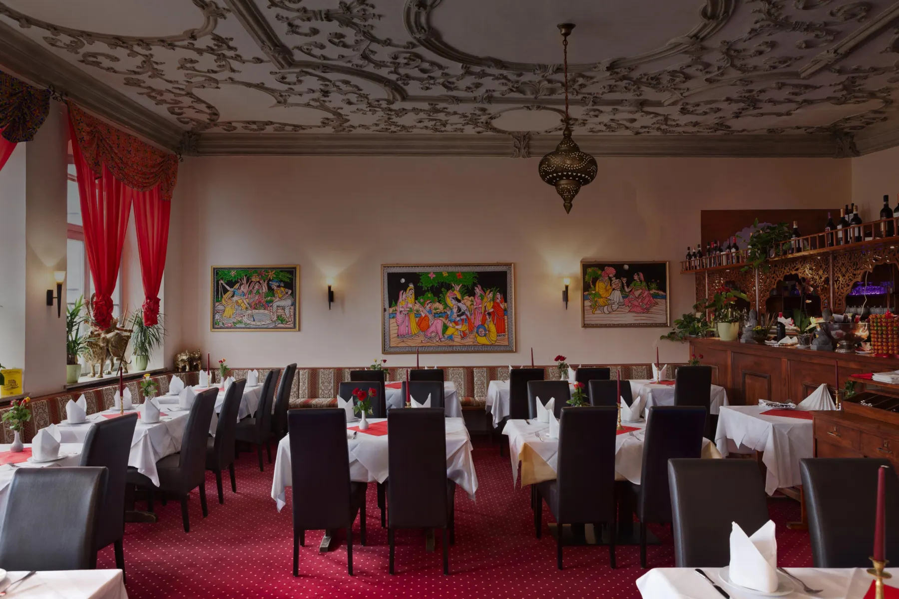 Gedeckte Tische im Restaurant Ganesha